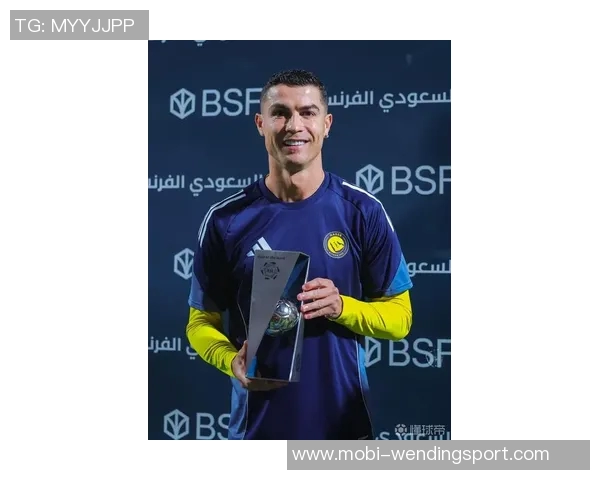 C罗训练中展现灿烂笑容期待新赛季精彩表现和更多进球挑战